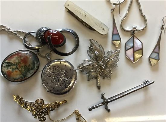 Moss agate brooch, silver sword brooch, silver circular locket on chain, enamelled silver pendant & earrings & sundries